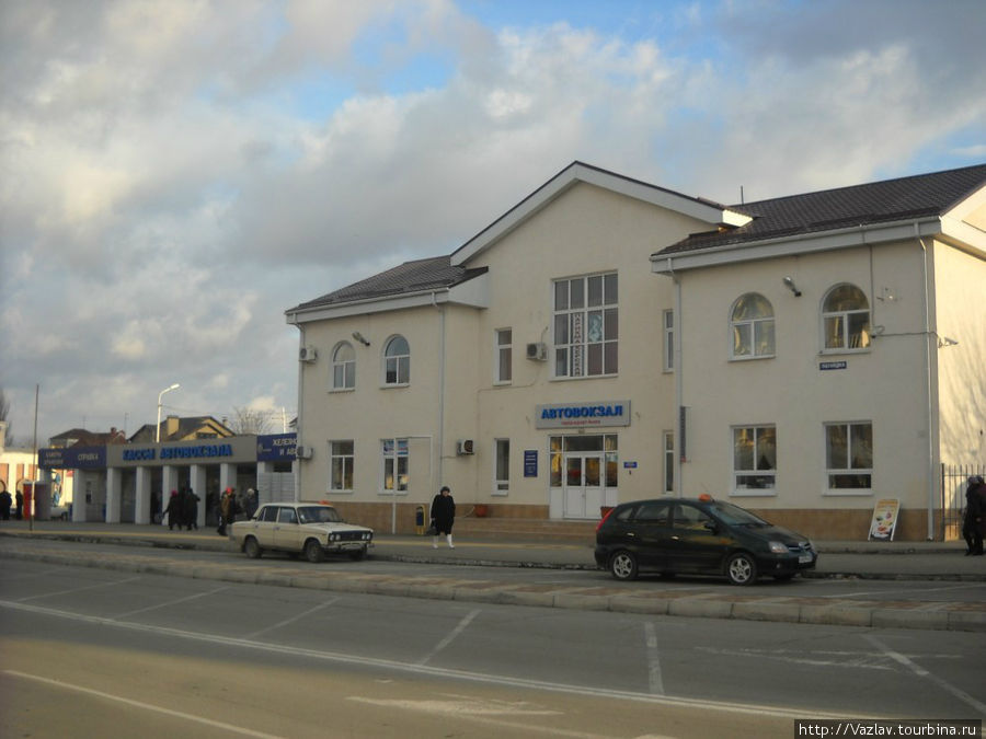Основное здание: слева виден кассовый павильон; камера хранения на самом левом краю этого павильона Анапа, Россия