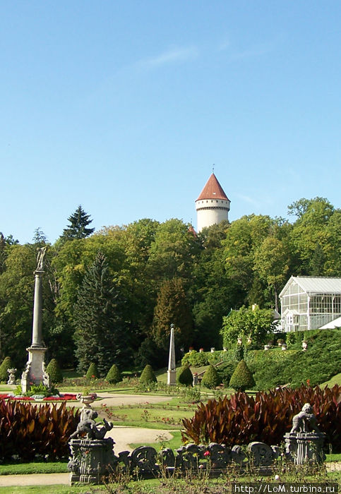вид на башню замка из парка Конопиште, Чехия