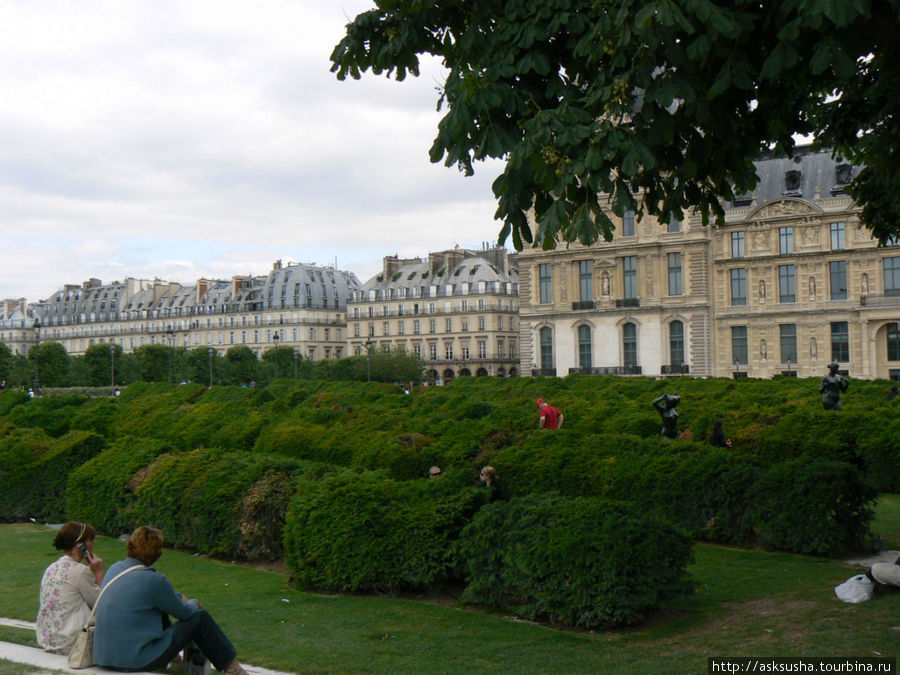 Этот лабиринт состоит из подстриженных кустов и 20 статуй, расположенных полукругом. Это так называемые «карусельные сады». Париж, Франция