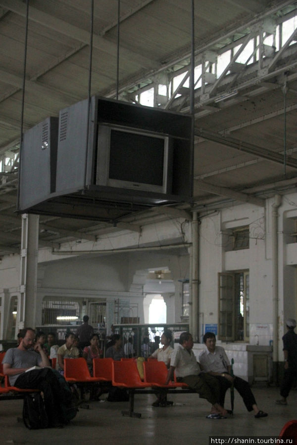 В зале ожидания есть телевизоры — прогресс, но они не работают — это же Мьянма Янгон, Мьянма