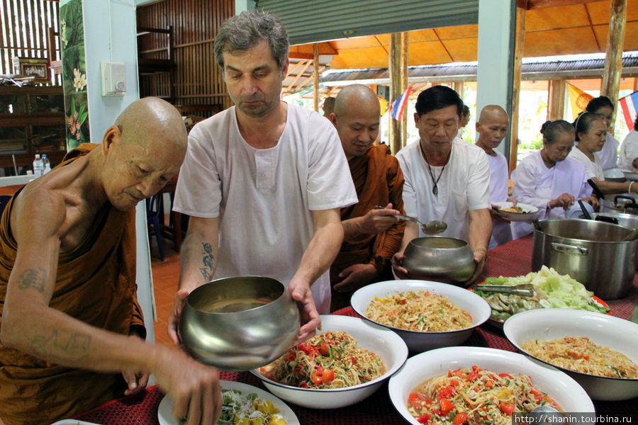 Очень уважаемый монах сам свою миску не держит, для этого у него есть ученик Мае-Хонг-Сон, Таиланд
