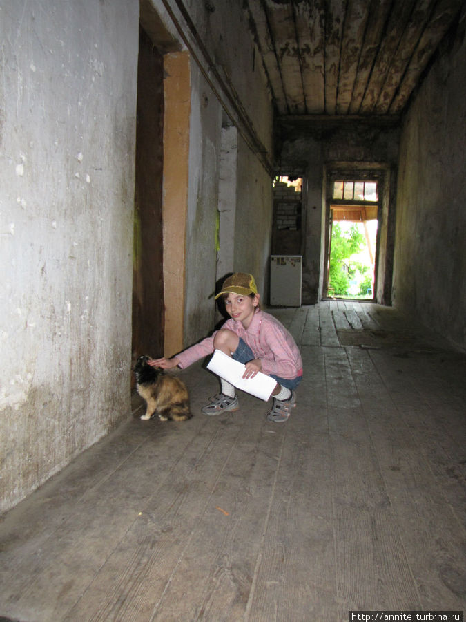 Лера и местная кошка.. Старожилово, Россия