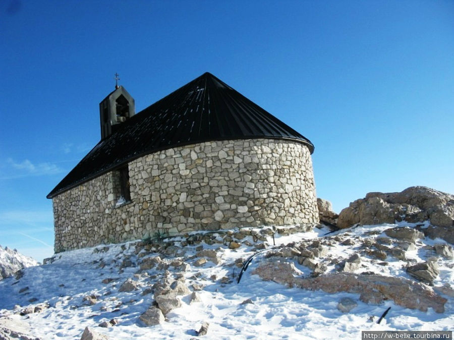Церковь на горе Цугшпитце. Земля Бавария, Германия