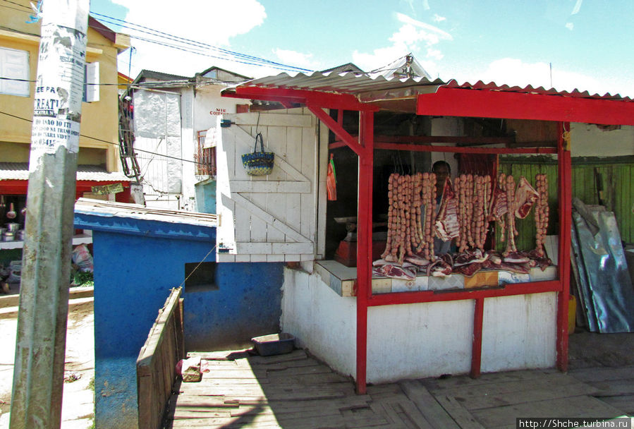Перед мостом и на нем начинается полуорганизованный рынок Антананариву, Мадагаскар