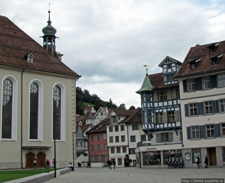 сразу за кафедральным собором (слева) начинаются улицы старого города Санкт-Галлен, Швейцария