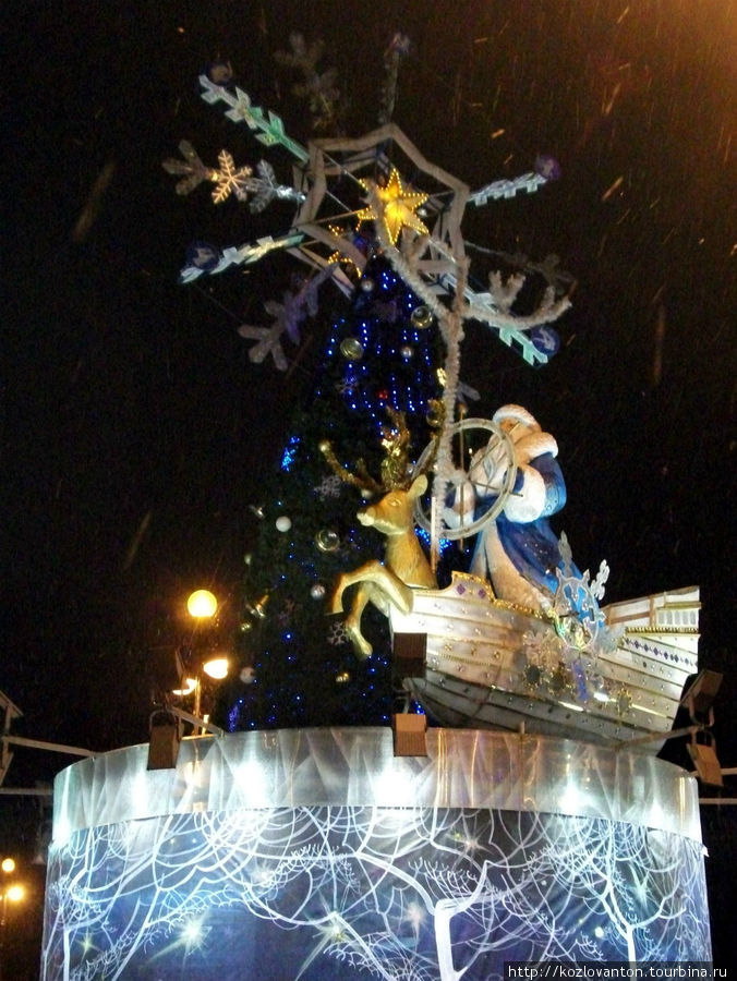 Дед Мороз-мореход возле Смольного собора. Санкт-Петербург, Россия