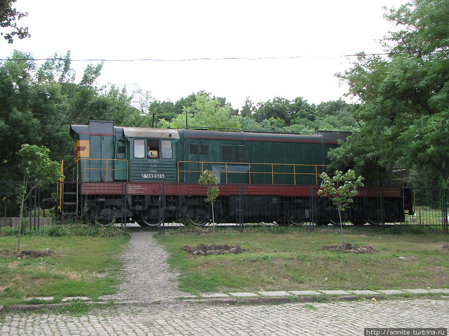 Железнодорожная ветка вдоль набережной действует и сейчас, она ведёт в порт. Таганрог, Россия