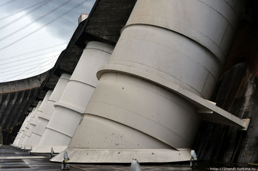Трубы подачи воды к турбинам Фос-ду-Игуасу, Бразилия