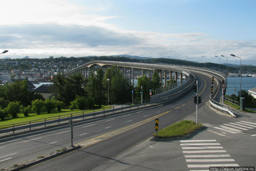 Вид с площадки перед собором на мост Tromsøbrua Тромсё, Норвегия