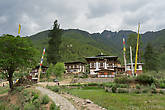Селение у Друкгьял Дзонга, здесь заканчивается дорога на Север, дальше — Тибет, с Китаем все отношения прерваны в 1951 году, границы Бутана охраняет Индийская армия
