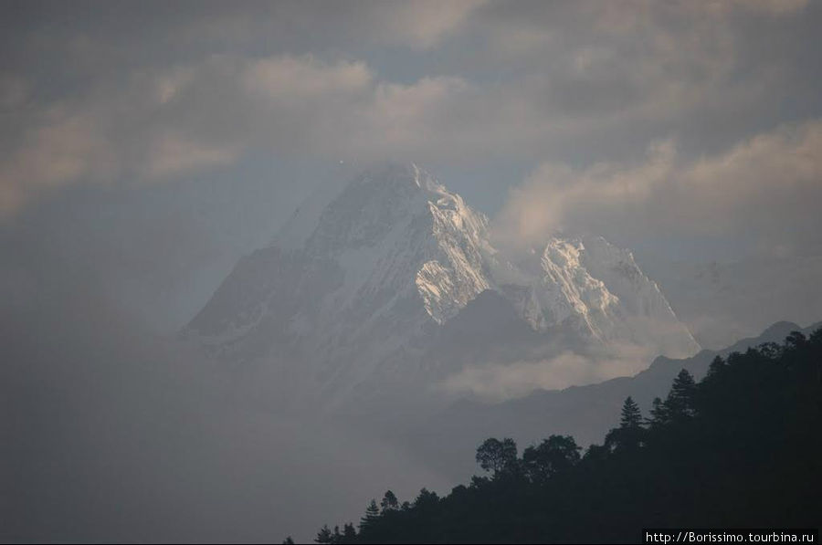Остроконечные снежные пики стояли в отдалении, кутаясь в облаках, словно провожая нас взглядом. Непал
