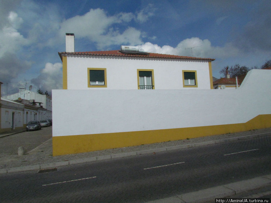 тут желтый даже фундамент Эвора, Португалия