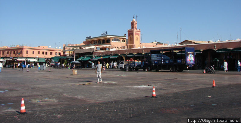 Площадь Джамаа-эль-Фна пустая утром и днём, но вечером она превращается в огромное кафе под открытым небом Марракеш, Марокко