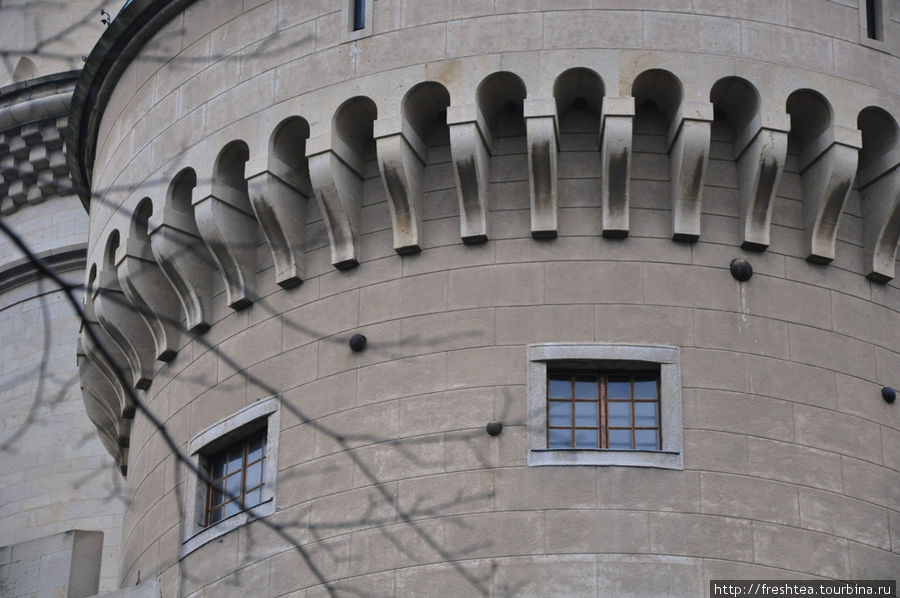 Декоративный пояс башни показался мне достойным пристального внимания... Бойнице, Словакия