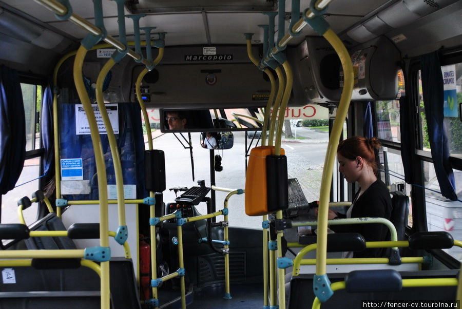 Помимо водителя в автобусе есть кондуктор. В отличие от кондукторов в российских автобусах в Уругвае он своего места не покидает: пассажиры заходят через первую дверь, оплачивают и потом проходят в салон. Монтевидео, Уругвай