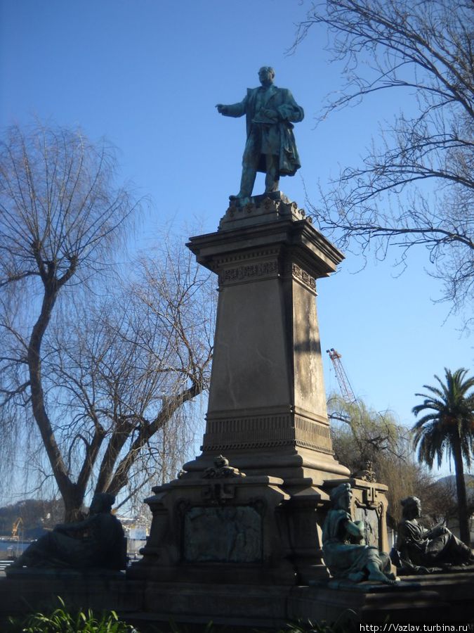Памятник на набережной Виго, Испания