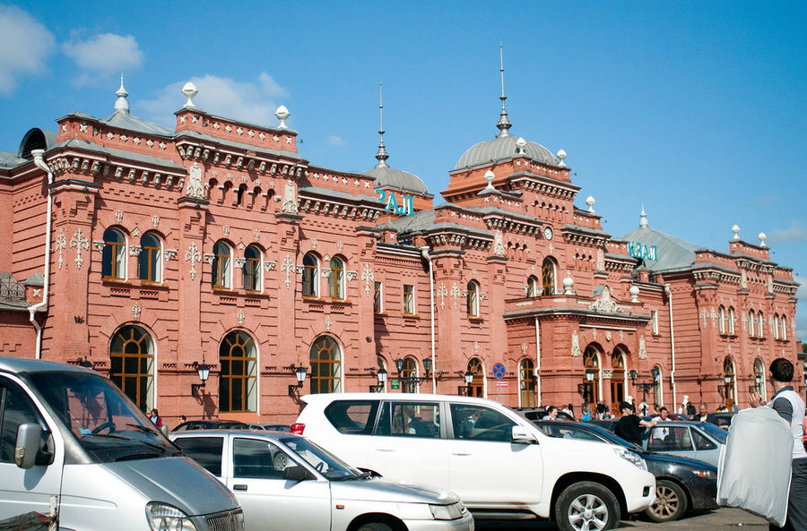 Знакомство с городом начинается с вокзала, в котором сразу угадывается, свойственное концу XIX века, подражание национальным архитектурным мотивам. Казань, Россия
