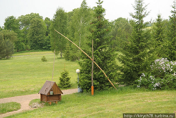 Колодец с журавлем восстановили на старом месте, благодаря уцелевшей фотографии. Руба, Беларусь