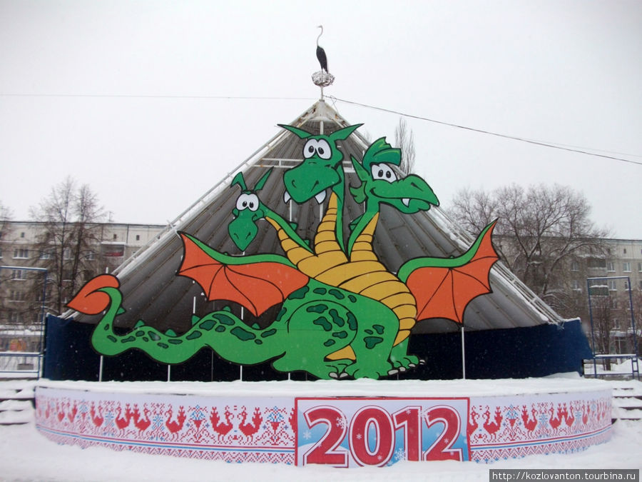 Символ наступающего года на бульваре Строителей в Кемерово. Кемеровская область, Россия