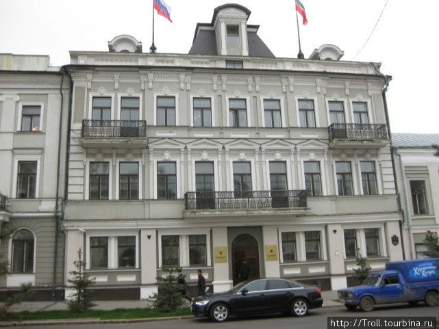 Очень официальное здание, аж два флага! Казань, Россия