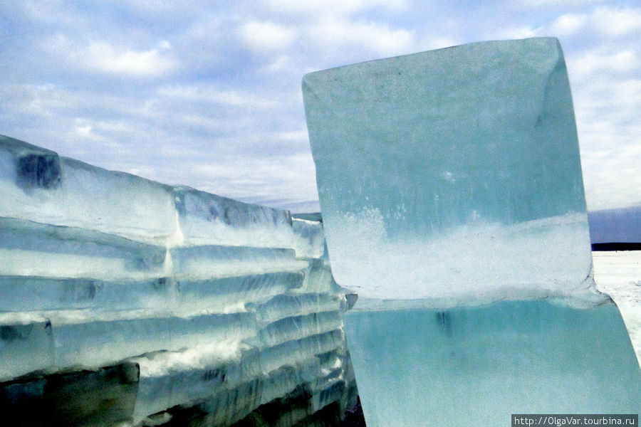 Лед на озере получается с зеленоватым оттенком Екатеринбург, Россия