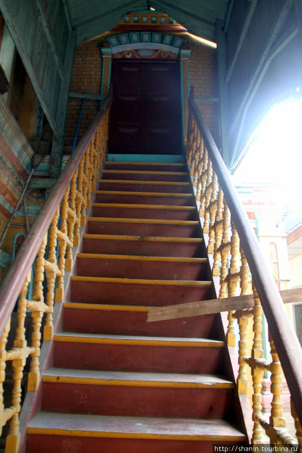 Лестница на второй этаж здания музея. Посторонним вход запрещен Монива, Мьянма