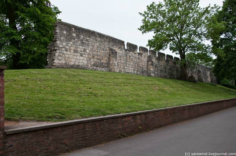 Стены были построены в XII — XIV вв. с последующими реставрациями в XIX в. Йорк, Великобритания