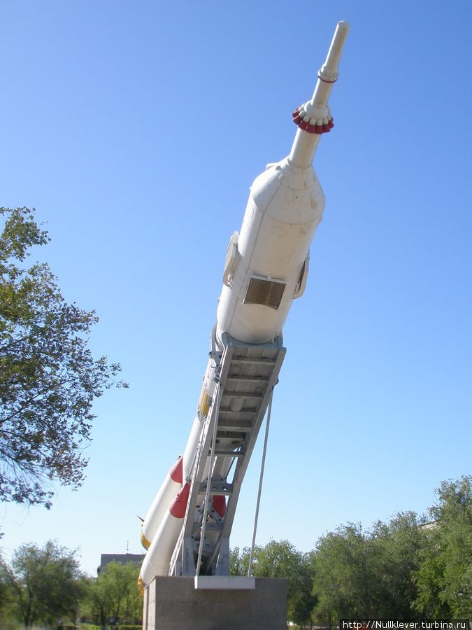 Монумент ракета-носитель Союз Байконур, Казахстан