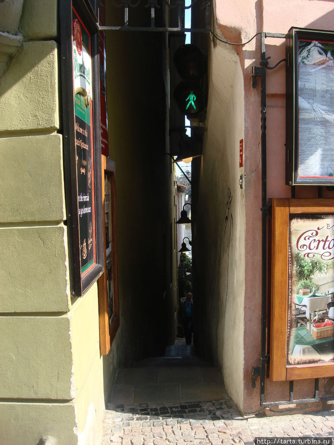 Самая узкая улочка со светофором (иначе не разойтись) Прага, Чехия