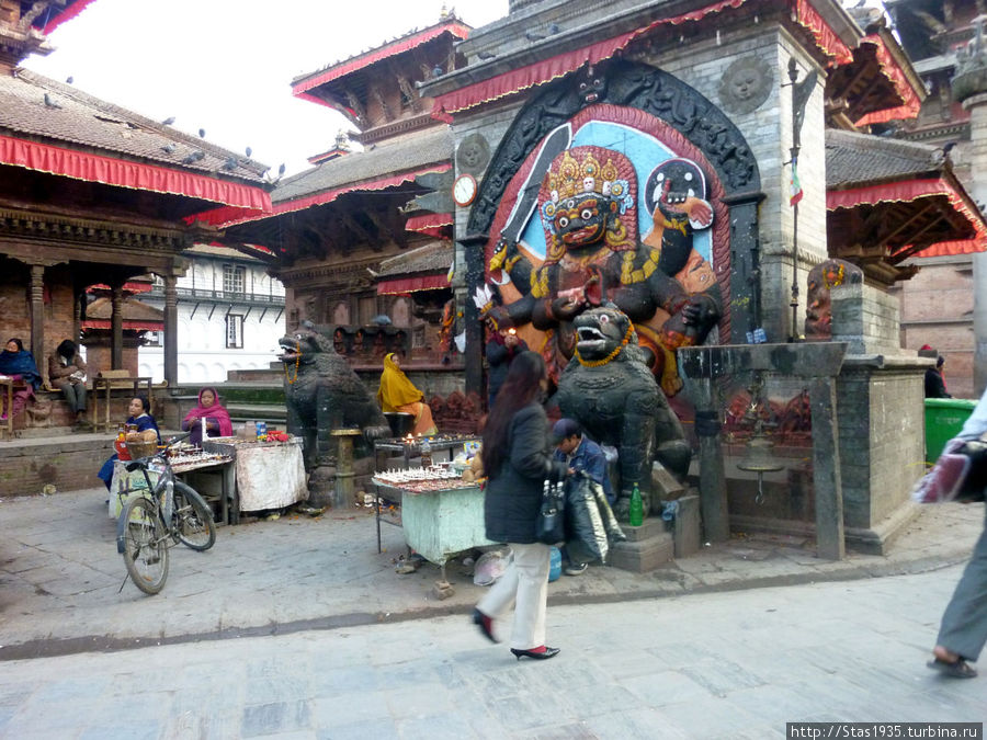 Катманду. Площадь Дурбар. Кала Бхайрав — грозный аспект бога Шивы.Слева — храм Индрапур. Катманду, Непал