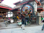 Катманду. Площадь Дурбар. Кала Бхайрав — грозный аспект бога Шивы.Слева — храм Индрапур.