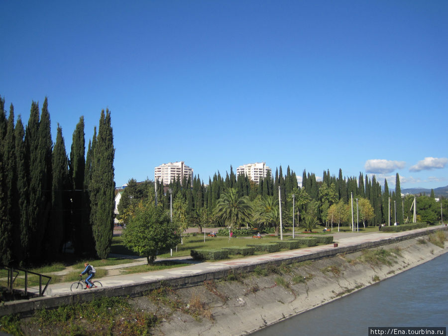 Вид на парк Победы с мостика через Мзымту Адлер, Россия