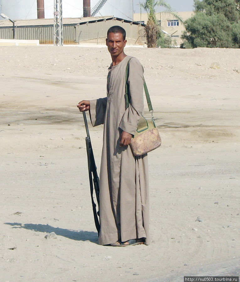 Охранник на перекрестке дорог Египет