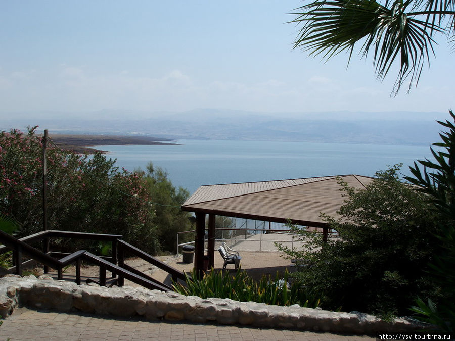 Вид с площадки, где стоянка туристических автобусов, на Мёртвое море и пляж Иерусалим, Израиль