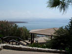 Вид с площадки, где стоянка туристических автобусов, на Мёртвое море и пляж