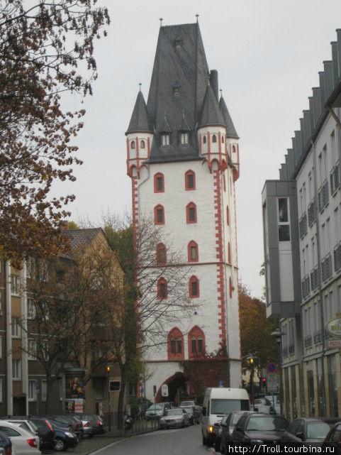 Башня без стен — довольно частое для Германии зрелище Майнц, Германия