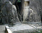Над небольшим прудиком нависают скалы, на которых сохранились высеченные  в камне изображения слонов. А в отверстие выше посетители бросают монетки.