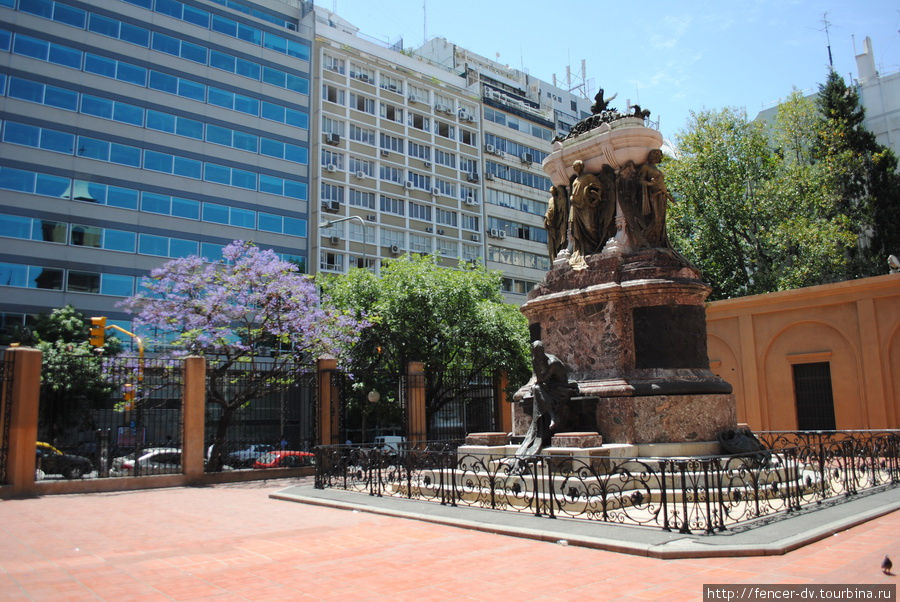 Усыпальницу можно вполне принять за памятник Буэнос-Айрес, Аргентина