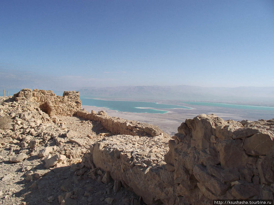 Эти древние камни помнят Мёртвое море значительно более полноводным. Его называли Солёное или Асфальтовое море. Огромные куски асфальта, размером с буйвола, вылавливали и продавали египтянам. Эту породу использовали при бальзамировании. Асфальт исчез из моря 100 лет назад Масада крепость, Израиль