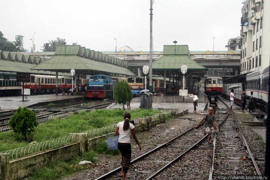 Подъездные пути у железнодорожного вокзала в Янгоне Янгон, Мьянма