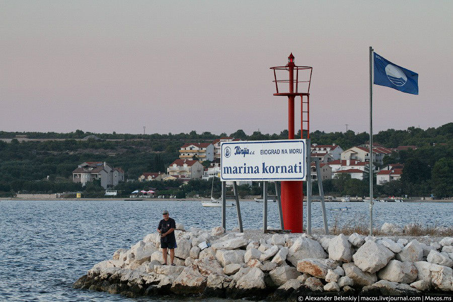 Яхт-клуб находится на западе города Биоград на Мору, занимает почти 40 тысяч квадратных метров — это почти треть самого Биограда. Биоград-на-Мору, Хорватия