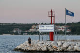 Яхт-клуб находится на западе города Биоград на Мору, занимает почти 40 тысяч квадратных метров — это почти треть самого Биограда.
