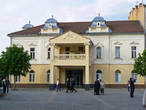 Закарпатский драматический русский театр находится на площади возле ратуши.
