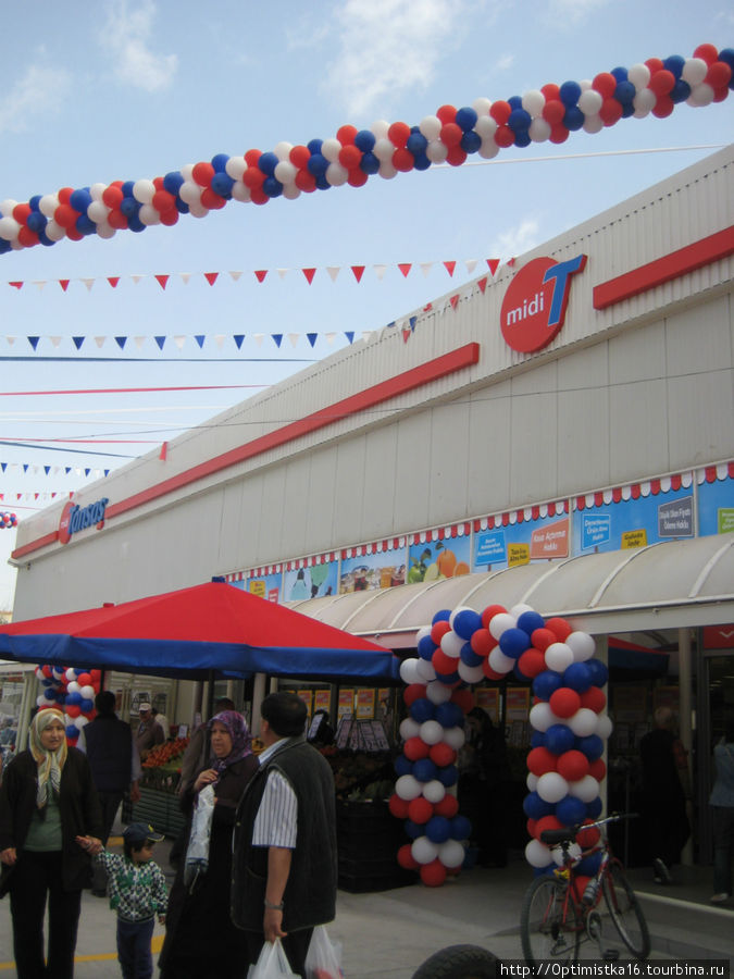 А так выглядел супермаркет в день торжественного открытия после ремонта 9 мая 2011 года. Дидим, Турция