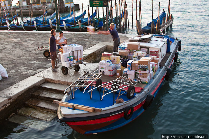 Венеция без туристов, утренняя доставка продуктов, набережная RIVA DEGLI SCHIAVONI, р-н Кастелло. Венето, Италия