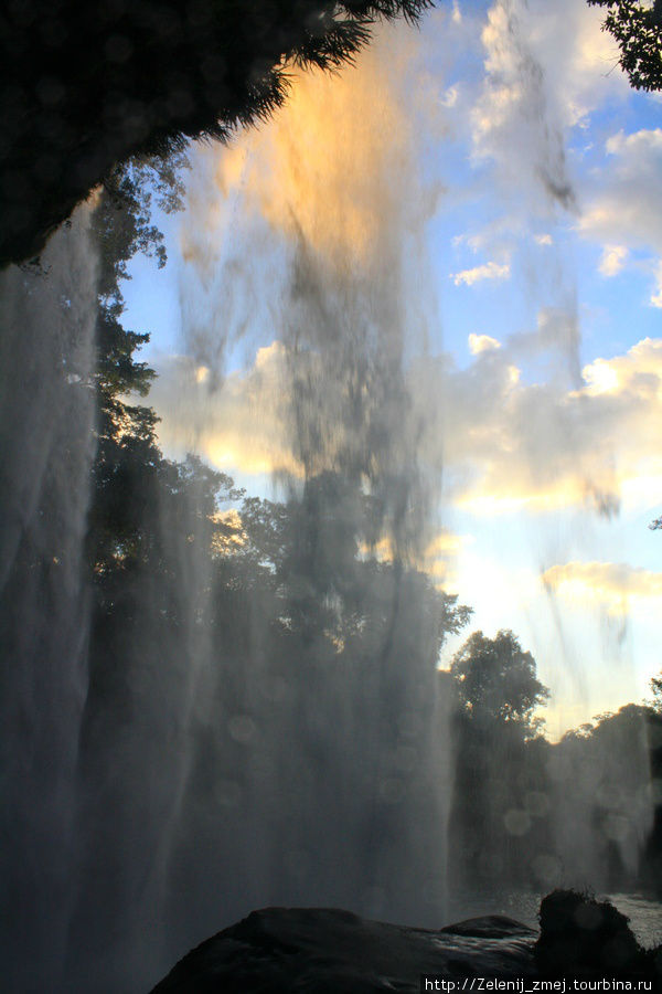 Водопад Мисоль-Ха. За струей. Йашчилан древний город, Мексика