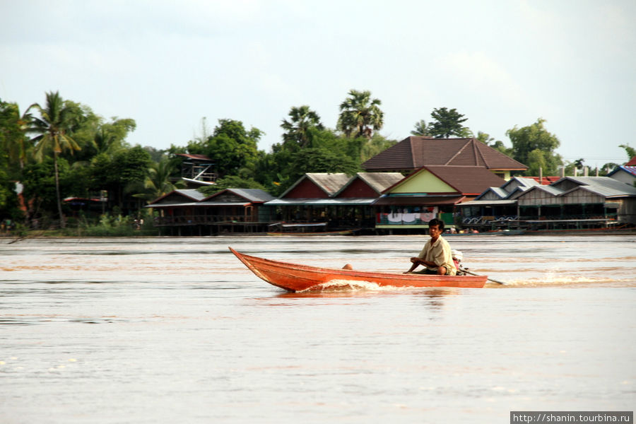 Лодка у острова Дон Дет Провинция Тямпасак, Лаос