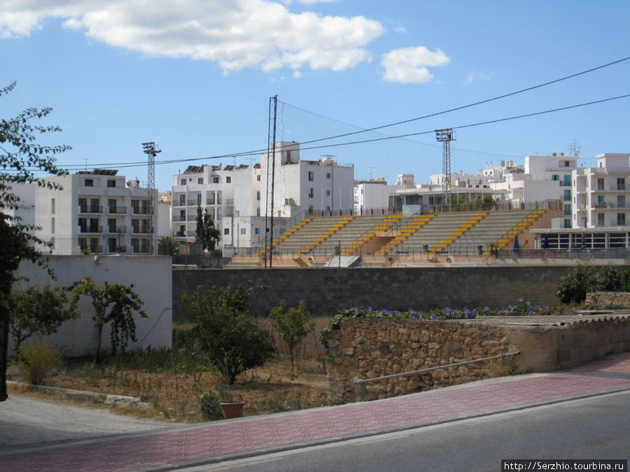 Футбольный стадион не далеко от автобусной станции Остров Ибица, Испания