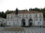 Центр Томара — площадь Республики. Памятник Гуалдину Паишу, первому великому магистру Ордена тамплиеров в Португалии.