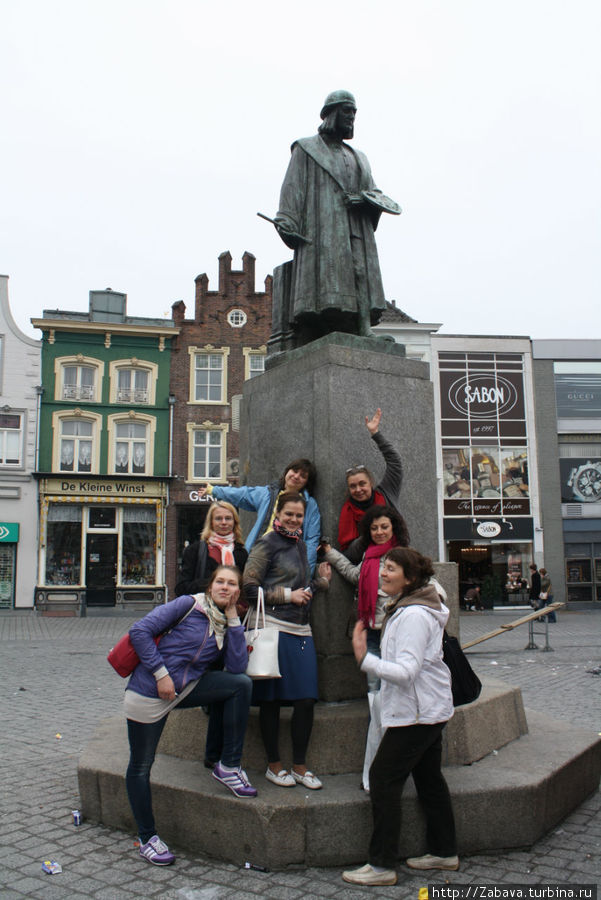 Памятник И.Босху на рыночной площади. Хертогенбос, Нидерланды